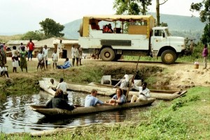 Tk - MAN & Canoeists, Bunyoni, Uga - 95